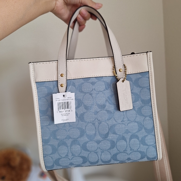 NWT Coach Field Tote 22 In Signature Chambray Light Washed Denim Chalk C4692